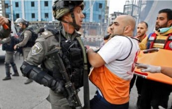 قوات الاحتلال تعتدي بالضرب على طاقم إسعاف في مخيم جنين