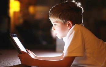 دراسة حديثة: ساعة واحدة يومياً أمام الشاشات تقصر نظر الطفل