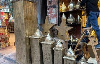 بالفيديو.. "خليجيون نيوز" تلتقي صانع فانوس رمضان المطلي بالذهب في الخيامية