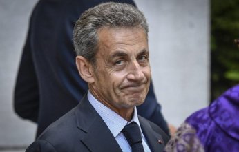 الرئيس الفرنسي الأسبق ساركوزي يرتدي سوار تعقب امتثالا لحكم القضاء