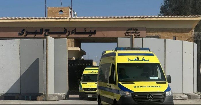 وصول 43 جريحًا فلسطينيًا و63 مرافقًا من غزة إلى مصر عبر ميناء رفح وصول 43 جريحًا فلسطينيًا و63 مرافقًا من غزة إلى مصر عبر ميناء رفح