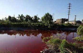 بالفيديو| شاهد نهر يتحول إلى اللون الأحمر.. ما القصة