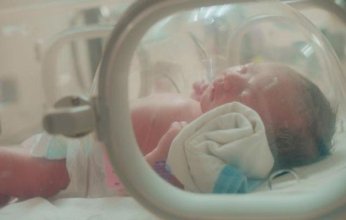 أغرب من الخيال.. ولادة طفل يحمل جنينين داخل بطنه