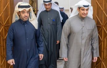 وزير الإعلام الكويتي يستقبل رئيس قطر للسياحة لدى وصوله إلى البلاد