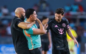 سقط أرضًا.. موقف محرج لحارس «ميسي» خلال مباراة ودية | فيديو