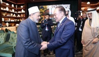 رئيس وزراء ماليزيا: شيخ الأزهر يحظى بمكانة رفيعة في العالم الإسلامي