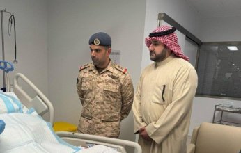 وكيل الدفاع ونائب رئيس الأركان العامة للجيش يطمئنان على صحة المصابين في تمرين (ملاحظ الصحراء/ 4)