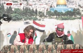 بالصور.. "كتائب القسام" تسلم الرهائن الإسرائيليين الثلاثة للصليب الأحمر