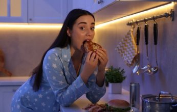 كيف تؤثر الساعة البيولوجية على عادات الأكل لدى المراهقين؟