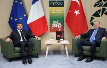 أردوغان يؤكد لماكرون ضرورة رفع كامل العقوبات عن سوريا بشكل عاجل