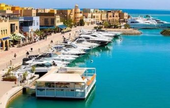 مصر: وزير السياحة والآثار يفتتح منتجعا سياحيا جديدا بخليج مكادي بمدينة الغردقة