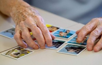 طبيب أعصاب يكشف أسباب ضعف الذاكرة لدى كبار السن.. ماذا قال؟