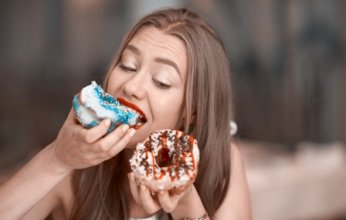 لماذا يصعب مقاومة الحلوى بعد الوجبات؟.. دراسة تجيب
