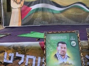 بالفيديو.. دير البلح وسط غزة تستعد لمراسم تسليم الرهائن الإسرائيلين للصليب الأحمر