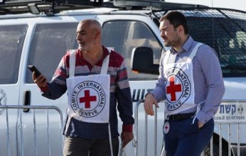 الصليب الأحمر يتسلم مواطن أمريكي - إسرائيلي مفرج عنه من غزة