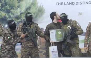 فيديو.. أسير إسرائيلي يقبّل رأس عنصر من "القسام" خلال تسليمه في صفقة التبادل