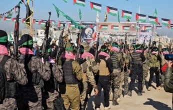 "القسام" تفاجئ طفلة رهينة إسرائيلية بهدية غير متوقعة قبل الإفراج عن والدها