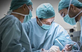 بعد 17 عامًا من المعاناة.. مراهق هندي يتخلص من "توأم طفيلي" في عملية جراحية نادرة