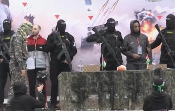 "القسام" تسلم الأسيرين الإسرائيليين "تال شوهام" و"أفرا منغستو" إلى الصليب الأحمر