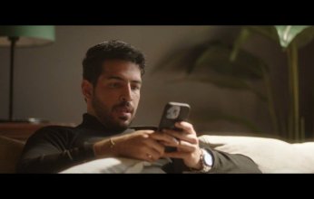 محمود ياسين جونيور يتلقى درسًا من كريم فهمي في كيفية معاملة الأنثى في مسلسل وتقابل حبيب