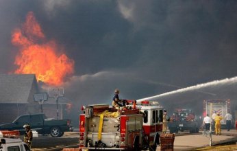 حرائق وعواصف تضرب ولايتي أوكلاهوما وتكساس والسلطات تحذر من ظروف جوية قاسية.. ماذا يحدث؟