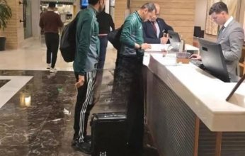 وصول طاقم التحكيم السعودى لإدارة مباراة القمة