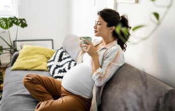 دراسة تكشف تأثير شرب الشاي أثناء الحمل على نمو دماغ الأطفال