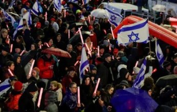 آلاف الإسرائيليين يحتشدون أمام الكنيست احتجاجًا على سياسات حكومة نتنياهو