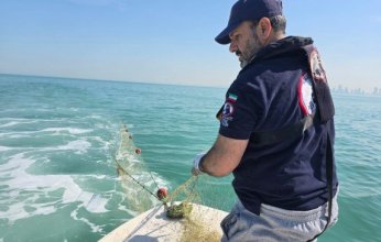 فريق الغوص الكويتي يرفع شباك صيد مهملة في جون الكويت لحماية الحياة البحرية والممرات الملاحية