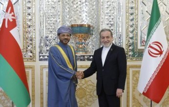 وزيرا الخارجية العماني والإيراني يبحثان العلاقات بين البلدين والمستجدات الإقليمية والدولية