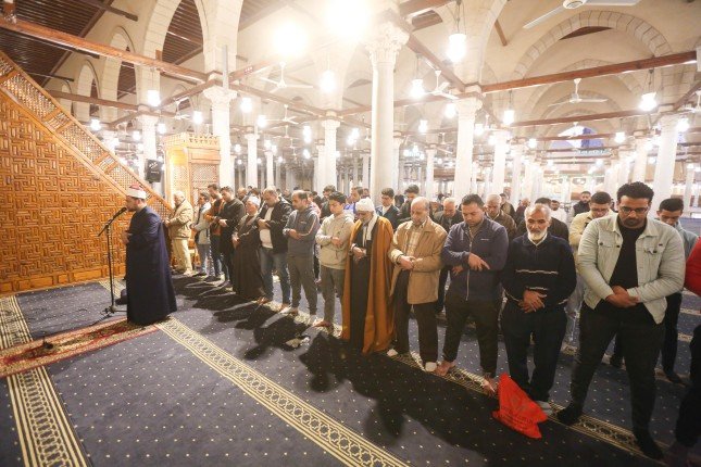 آلاف المصلين يؤدون صلاتي العشاء والتراويح بمسجد عمرو بن العاص (صور) آلاف المصلين يؤدون صلاتي العشاء والتراويح بمسجد عمرو بن العاص (صور)