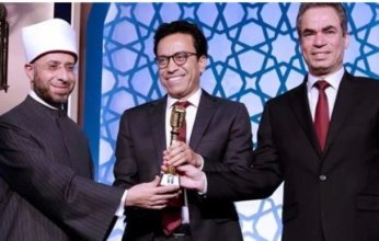 الفنان سامح حسين يهدي برنامجه "قطايف" للتليفزيون المصري