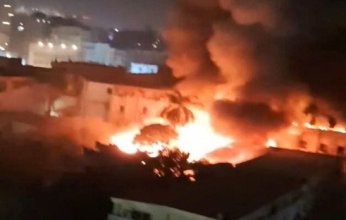 حريق ضخم في أحد مباني المعامل المركزية لوزارة الصحة المصرية بالقرب من ميدان التحرير.. ماذا يحدث؟(فيديو)