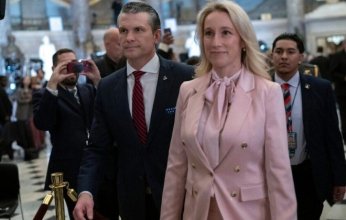 فضيحة جديدة تهز إدارة ترامب وسط مطالبات بالاستقالة.. وزير الدفاع يصطحب زوجته إلى اجتماعات عسكرية حساسة