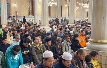 المصلين يؤدون العشاء والتراويح من مسجد الحسين في الليلة الرابعة لرمضان (صور)
