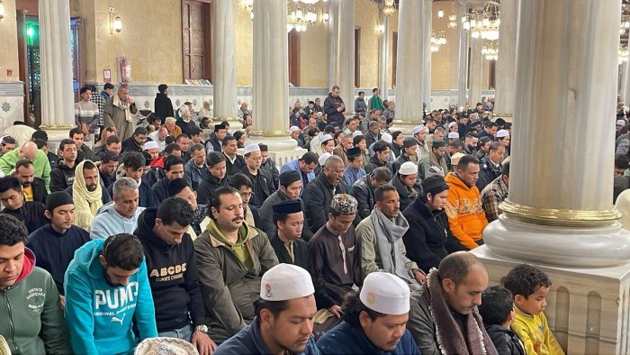المصلين يؤدون العشاء والتراويح من مسجد الحسين في الليلة الرابعة لرمضان (صور) المصلين يؤدون العشاء والتراويح من مسجد الحسين في الليلة الرابعة لرمضان (صور)