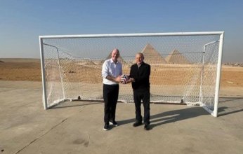 إنفانتينو وأبو ريدة يستعرضان كرة كأس العالم للأندية أمام الأهرامات