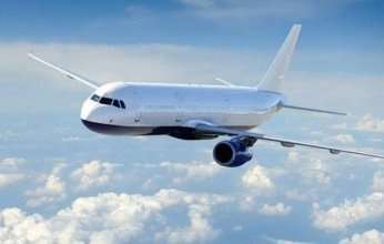 امرأة تحطم الأرقام القياسية.. وتسحب طائرة