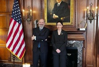 سفيرة دولة الكويت لدى الولايات المتحدة تجتمع مع وزير التجارة الأمريكي