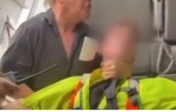 لحظات مرعبة | بالفيديو.. إحباط محاولة صعود صبي مسلح إلى طائرة في أستراليا