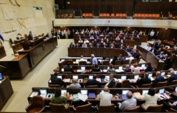 غضب عائلات القتلى ينفجر.. اشتباك عنيف داخل الكنيست الإسرائيلي (تفاصيل)