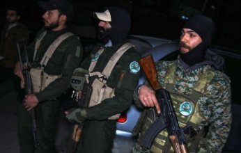 قتلى وجرحى في هجوم على نقاط وآليات للأمن والجيش السوري في اللاذقية.. ماذا يحدث؟