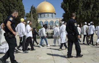 مستعمرون يقتحمون المسجد الأقصى المبارك بحماية الاحتلال الإسرائيلي