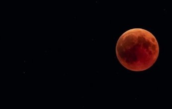 "القمر الدموي" يزين سماء مارس 2025 في خسوف كلي نادر