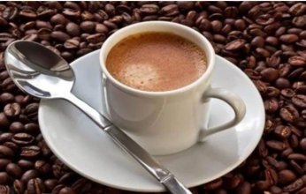 ارتفاع أسعار القهوة يُجبر الشركات على تحميل التكاليف للمستهلكين