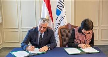 مصر: "اقتصادية قناة السويس" توقع مشروعين جديدين بالقنطرة غرب الصناعية لصناعات المنسوجات
