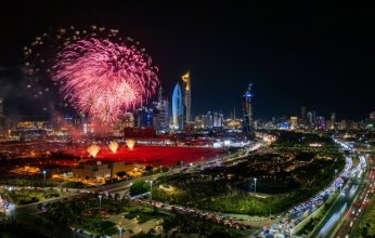 الألعاب النارية زينت سماء مدينة الكويت احتفاء بعيد الفطر السعيد