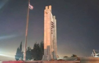 سوريا.. إحراق العلم الإسرائيلي بعد رفعه عند مدخل مدينة السويداء