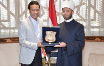 مصر.. وزير الأوقاف يُكرّم الفنان سامح حسين ويؤكد أن الفن الواعي شريك في مسيرة التنوير