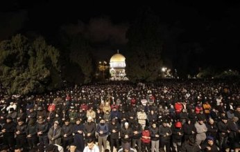آلاف الفلسطينيين يؤدون صلاتي العشاء والتراويح بالمسجد الأقصى المبارك
